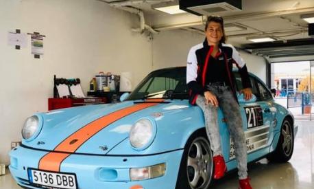 Merce Marti posa con la sua Porsche durante le prove sul Circuito di Jarama nel 2019 (foto @mercemarti)
