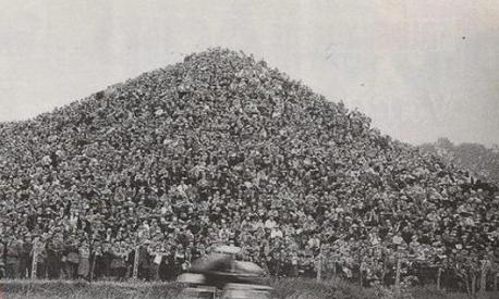 La “Collina del batticuore” piena di gente durante una gara di moto negli anni Cinquanta