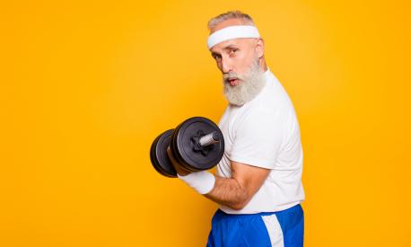 Anziano che fa allenamento con i pesi per la salute