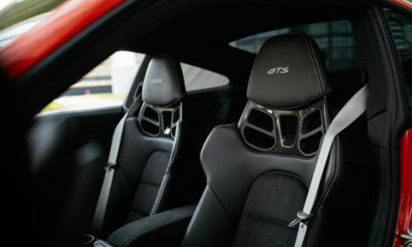 La 911 Gts può essere equipaggiata con un pacchetto che riduce il peso di 25 kg e aggiunge i sedili a guscio in fibra di carbonio