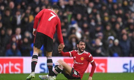 LEEDS, ANGLI - 20 SHKURT: Bruno Fernandes ndihmohet nga Cristiano Ronaldo i Manchester United gjatë ndeshjes së Premier League midis Leeds United dhe Manchester United në Elland Road më 20 shkurt 2022 në Leeds, Angli. (Foto nga Laurence Griffiths / Getty Images)