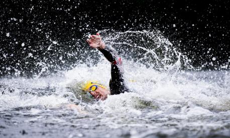 Allenamento triathlon nuoto in acque libere