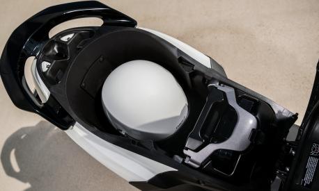 Il sottosella di Yamaha Neo's, con una solo batteria e un casco nel vano