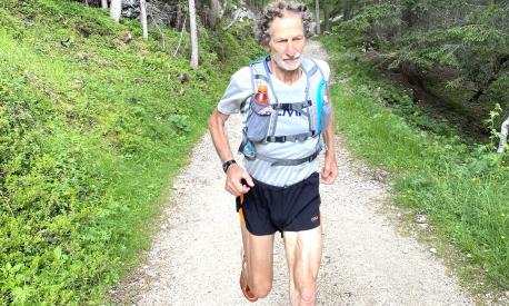 Marco Olmo, vincitore di due UTMB all'età di 58 e 59 anni, in un recente scatto fatto sulle Dolomiti