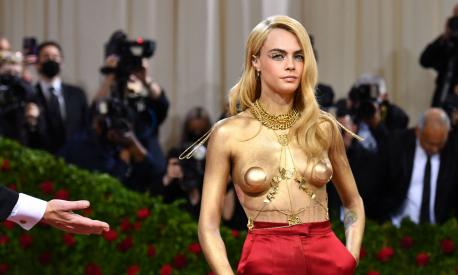 TOPSHOT - British model Cara Delevingne arrives for the 2022 Met Gala at the Metropolitan Museum of Art on May 2, 2022, in New York. - The Gala raises money for the Metropolitan Museum of Art's Costume Institute. The Gala's 2022 theme is "In America: An Anthology of Fashion". (Photo by ANGELA WEISS / AFP)