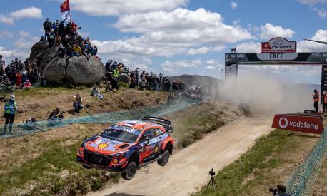 Un'emozionante immagine del Rally di Portogallo 2021 con la Hyundai i20 in salto. Hyundai Motorsport