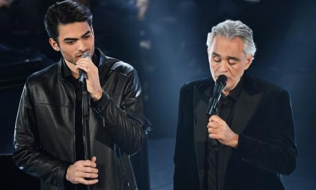 Matteo e Andrea Bocelli sul palco dell'Ariston di Sanremo nel 2019 LaPresse
