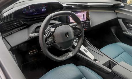 Il posto di guida  di Peugeot 308 è modellato attorno all'i-cockpit