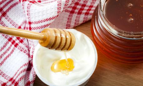 Miele e yogurt naturale tra alimenti consentiti