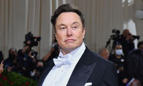 (FILES) In this file photo taken on May 02, 2022, Elon Musk arrives for the 2022 Met Gala at the Metropolitan Museum of Art in New York. - Elon Musk faces a lawsuit filed May 25, 2022 accusing him of pushing down Twitter's stock price in order to either give himself an escape hatch from his $44 billion buyout bid, or room to negotiate a discount. The suit alleges the billionaire Tesla boss tweeted and made statements intended to create doubt about the deal, which has roiled the social media platform for weeks. (Photo by Angela Weiss / AFP)