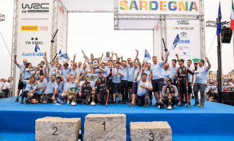 L'intero team Hyundai Motorsport  festeggia il primo e terzo posto in Sardegna
