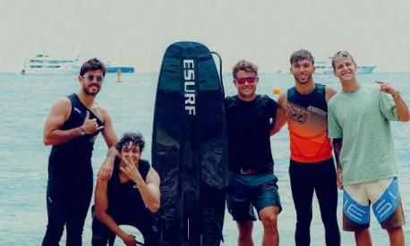 Pierre Gasly, 26 anni, e Fabio Quartararo, 23 (i primi due a destra) si sono dedicati al surf (foto @norman_nato)