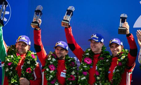 Pier Guidi, primo da destra, sul podio della 24 Ore di Le Mans 2022 con Calado, al centro, e Serra, secondo da sinistra