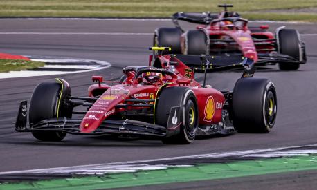 Le Ferrari di Sainz e Leclerc in azione a Silverstone. Epa