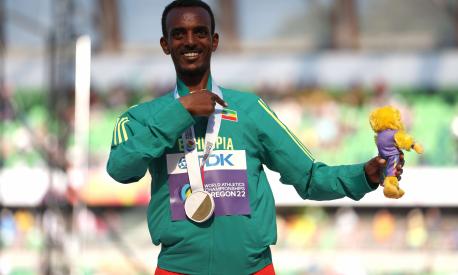 EUGENE, OREGON - JULY 17: Gold medalist Tamirat Tola of Team Ethiopia poses during the medal ceremony for the Men's Marathon on day three of the World Athletics Championships Oregon22 at Hayward Field on July 17, 2022 in Eugene, Oregon.   Patrick Smith/Getty Images/AFP
== FOR NEWSPAPERS, INTERNET, TELCOS & TELEVISION USE ONLY ==