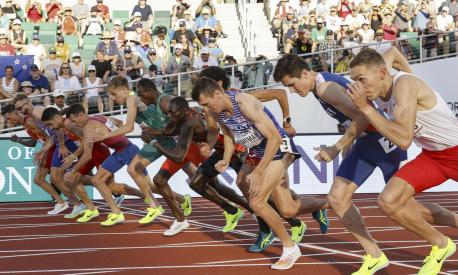 epa10081062 Gold medalist Jake Wightman(C) of Britain and silver medalist Jakob Ingebrigtsen(2-R) of Norway compete on the Men's 1500 Metres final at the World Athletics Championships Oregon22 at Hayward Field in Eugene, Oregon, USA, 19 July 2022.  EPA/Robert Ghement