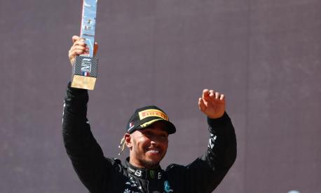 Lewis Hamilton, 37 anni, sul podio