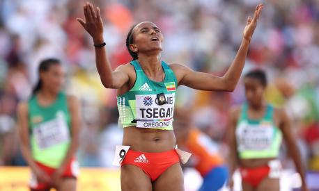 EUGENE, OREGON - JULY 23: Gudaf Tsegay of Team Ethiopia celebrates winning gold in the Women's 5000m Final on day nine of the World Athletics Championships Oregon22 at Hayward Field on July 23, 2022 in Eugene, Oregon.   Christian Petersen/Getty Images/AFP
== FOR NEWSPAPERS, INTERNET, TELCOS & TELEVISION USE ONLY ==