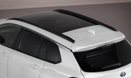 La versione Lounge della nuova Toyota Corolla Cross prevede anche il tetto panoramico