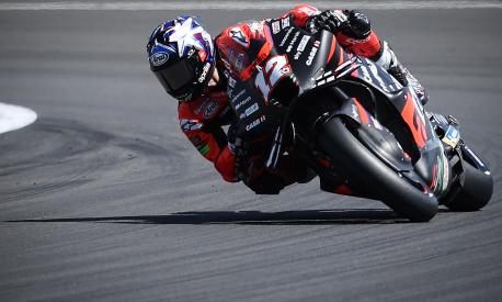 Aprilia Racing's Spanish rider Maverick Vinales takes part in the MotoGP qualifying session of the British Grand Prix at Silverstone circuit in Northamptonshire, central England, on August 6, 2022. (Photo by ADRIAN DENNIS / AFP)