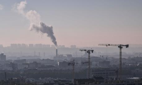 (FILES) In this file photo taken on October 15, 2021 shows a haze of pollution over Lyon, south-eastern France. - Despite a drop in emissions due to Covid curbs, nearly all of EU city dwellers   were exposed to air pollution levels over recommended limits in 2020, a report said on April 1, 2022. (Photo by PHILIPPE DESMAZES / AFP)