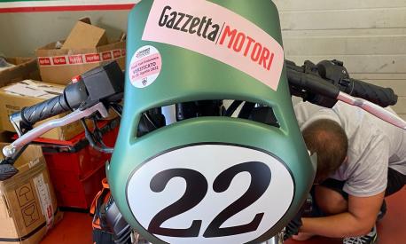 Il logo di Gazzetta Motori sul cupolino della Guzzi
