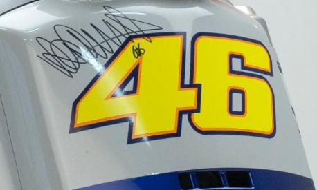 Il numero 46 con l'autografo di Valentino Rossi (foto liveauctioneers.com)