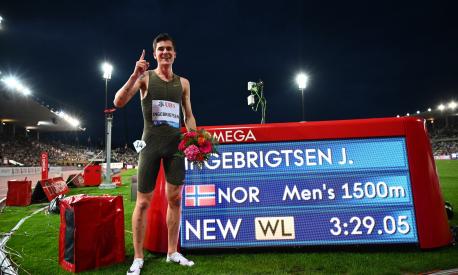 LAUSANNE, SWITZERLAND - AUGUST 26: Jakob Ingebrigtsen of Norway celebrates after winning in Men's 1500m during the Athletissima Lausanne Diamond League athletics meeting at Stade Olympique Pontaise on August 26, 2022 in Lausanne, Switzerland. (Photo by Marco M. Mantovani/Getty Images)