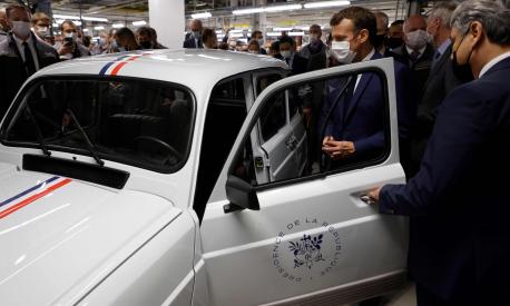 Emmanuel Macron guarda una vecchia R4 elettrificata a Douai in livrea tricolore