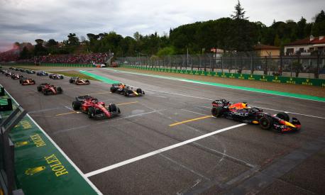 Red Bull Racing's Dutch driver Max Verstappen (front ) leads the grid followed by Ferrari's Monegasque driver Charles Leclerc and Red Bull Racing's Mexican driver Sergio Perez during the Emilia Romagna Formula One Grand Prix at the Autodromo Internazionale Enzo e Dino Ferrari race track in Imola, Italy, on April 24, 2022. (Photo by GUGLIELMO MANGIAPANE / POOL / AFP)