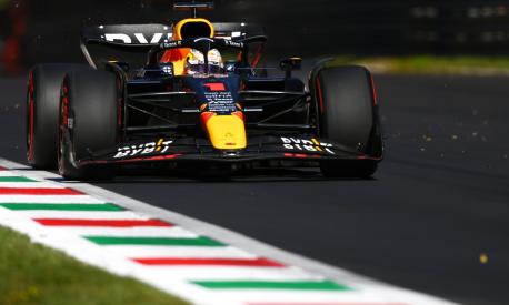 MONZA, ITALY - SEPTEMBER 11: Max Verstappen of the Netherlands driving the (1) Oracle Red Bull Racing RB18 on track during the F1 Grand Prix of Italy at Autodromo Nazionale Monza on September 11, 2022 in Monza, Italy. (Photo by Dan Mullan/Getty Images)