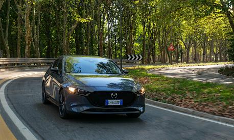 Mazda 3: la prova della berlina. Consumi, dimensioni, prezzo