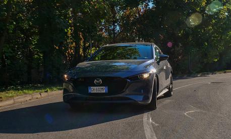 Mazda 3: la prova della berlina. Consumi, dimensioni, prezzo