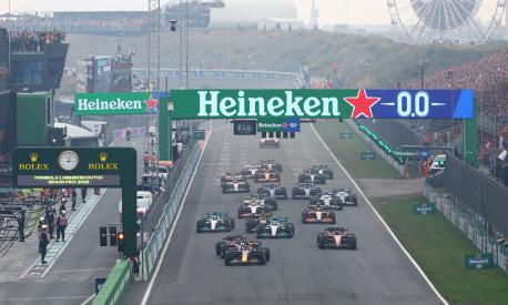 ZANDVOORT, NETHERLANDS - SEPTEMBER 04: Max Verstappen of the Netherlands driving the (1) Oracle Red Bull Racing RB18 leads Charles Leclerc of Monaco driving (16) the Ferrari F1-75 and the rest of the field at the start of the race during the F1 Grand Prix of The Netherlands at Circuit Zandvoort on September 04, 2022 in Zandvoort, Netherlands. (Photo by Mark Thompson/Getty Images)