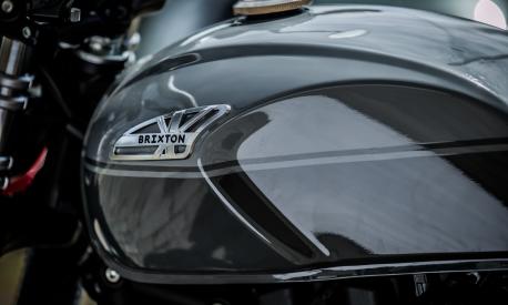 Il logo di Brixton Motorcycles sul serbatoio della nuova Cromwell 1200