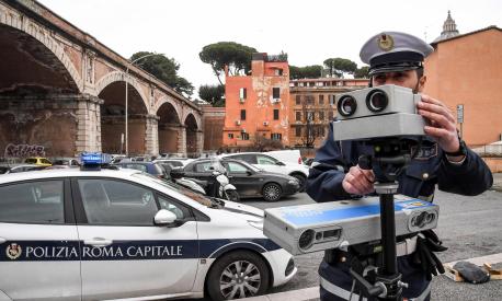 Una pattuglia della polizia municipale di Roma Capitale esegue controlli della velocita con un autovelox, 05 marzo 2019. ANSA/ALESSANDRO DI MEO