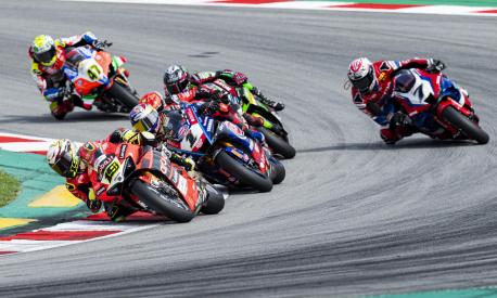 epa10203647 Spanish rider Alvaro Bautista (front L) of the Aruba.it Racing Ducati team leads the pack during the first race of the World Superbike Championship at Circuit de Barcelona-Catalunya in Montmelo, near Barcelona, Spain, 24 September 2022.  EPA/Siu Wu
