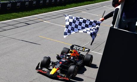 MONTREAL, QUEBEC - JUNE 19: Race winner Max Verstappen of the Netherlands driving the (1) Oracle Red Bull Racing RB18 takes the chequered flag during the F1 Grand Prix of Canada at Circuit Gilles Villeneuve on June 19, 2022 in Montreal, Quebec.   Clive Rose/Getty Images/AFP
== FOR NEWSPAPERS, INTERNET, TELCOS & TELEVISION USE ONLY ==
