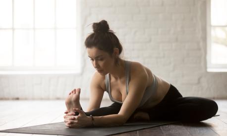 Posizione Yoga per flessibilità Janu Sirsasana