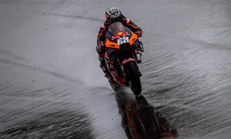 epa09902808 Portuguese rider Miguel Oliveira of Red Bull KTM Factory Racing team in action during the second practice session for the Grand Prix of Portugal at the Algarve International race track, Portimao, Portugal, 22 April 2022.  EPA/JOSE SENA GOULAO
