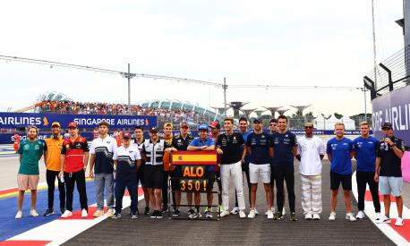 SINGAPORE, SINGAPORE - OCTOBER 02: The F1 drivers pose for a photo to celebrate the 350th F1 race start of Fernando Alonso of Spain and Alpine F1 prior to the F1 Grand Prix of Singapore at Marina Bay Street Circuit on October 02, 2022 in Singapore, Singapore. (Photo by Mark Thompson/Getty Images,)