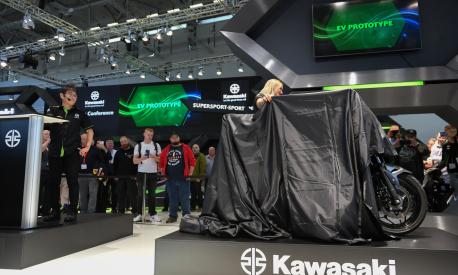 Il momento dell'unveiling della moto elettrica di Kawasaki