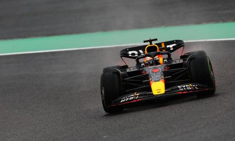 SUZUKA, JAPAN - OCTOBER 09: Max Verstappen of the Netherlands driving the (1) Oracle Red Bull Racing RB18 on track during the F1 Grand Prix of Japan at Suzuka International Racing Course on October 09, 2022 in Suzuka, Japan. (Photo by Mark Thompson/Getty Images )