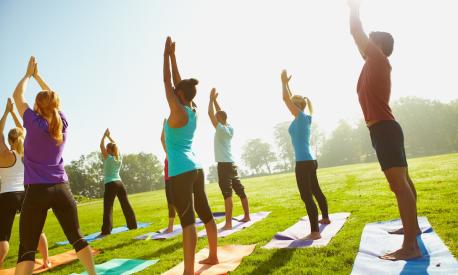 Lezione di yoga aria aperta