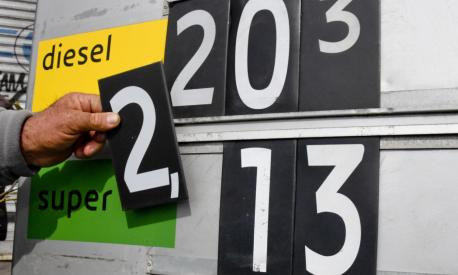 I prezzi del carburante, benzina e diesel ormai ben oltre i due euro, esposti da distributori a Napoli. 3 marzo 2022 ANSA / CIRO FUSCO