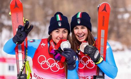 Nadia Delago e Sofia Goggia festeggiano con le loro medaglie a fine gara