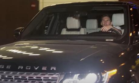 Leo Messi al volante del suo Range Rover (foto da YouTube)