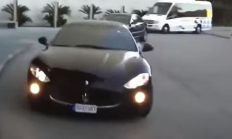 Messi al volante della sua Maserati Granturismo (foto YouTube)