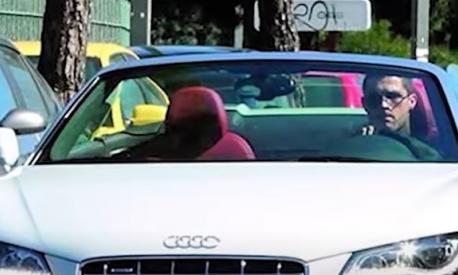 Cristiano Ronaldo al volante di una delle sue Audi (foto da YouTube)