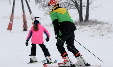 epa10315794 Young skiers at the Bukowina Tatrzanska ski resort, in the Tatra Mountains, southern Poland, 20 November 2022. Temperatures in Bukowina Tatrzanska were reported at minus 1 degrees Celsius.  EPA/GRZEGORZ MOMOT POLAND OUT